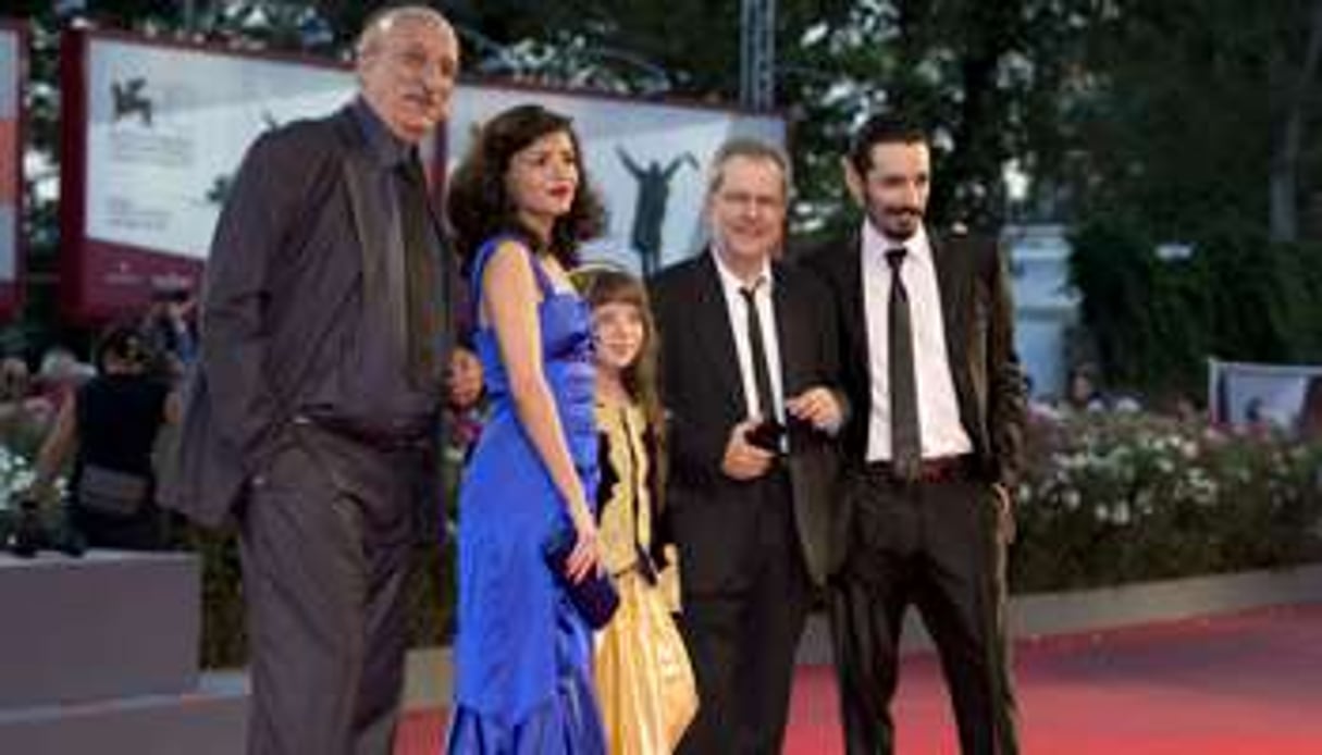 Merzak Allouache, ici entouré de ses acteurs, lors de la Mostra de Venise, en 2013. © Andrew Medichini/AP/SIPA