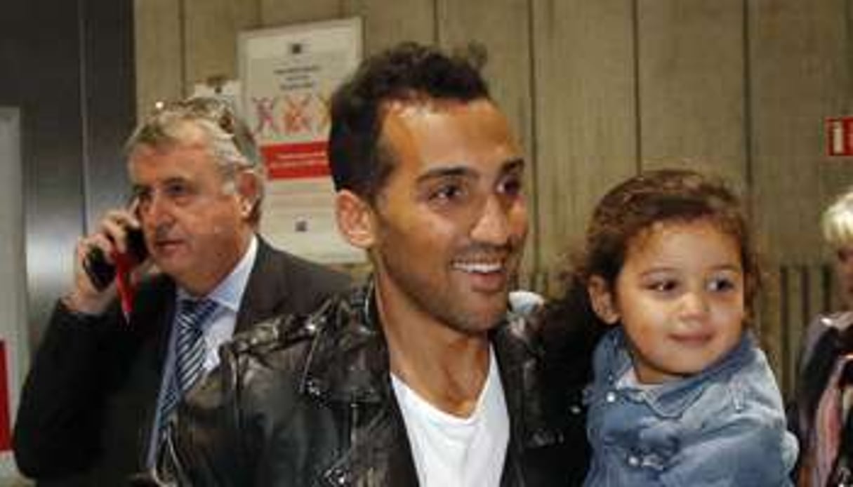 Le footballeur franco-algérien Zahir Belounis retrouve sa famille, le 28 novembre 2013, à Paris. © Francois Mori/AP/SIPA