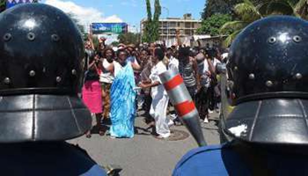 Des manifestants face à la police à Bujumbura, le 10 mai 2015. © AFP