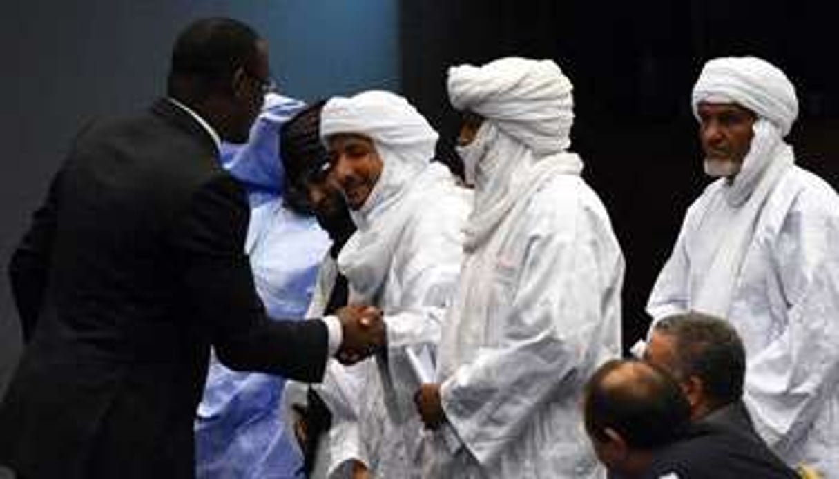 Le chef de la diplomatie Abdoulaye Diop salue les membres de la délégation de la rébellion. © AFP