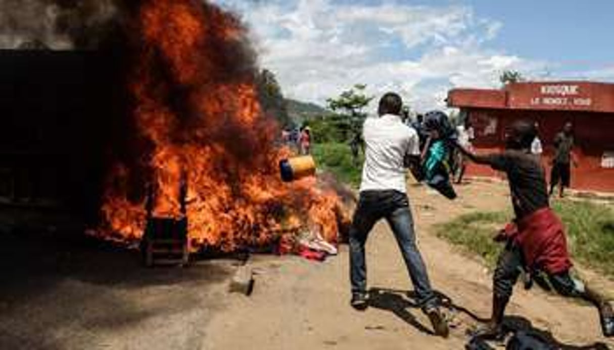 Des manifestants s’emparent d’un poste de police à Bujumbura, le 13 mai 2015. © Jennifer Huxta/AFP
