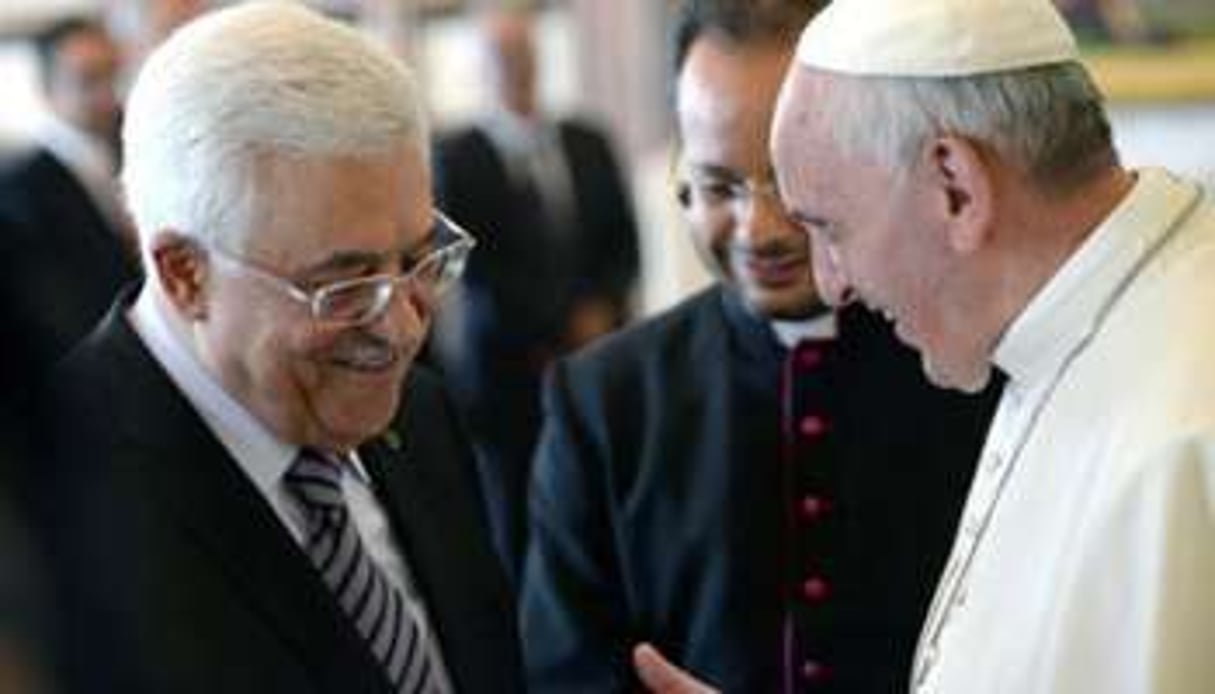 Mahmoud Abbas (g) et le pape François au Vatican le 17 octobre 2013. © Maurizio Brambatti/AFP