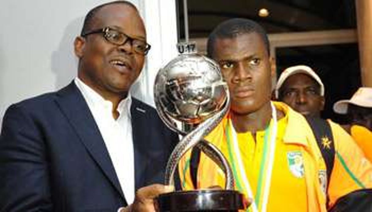 Alain Lobognon avec le trophée de la CAN des moins de 17 ans, le 29 avril 2013 à Abidjan. © Sia Kambou/AFP