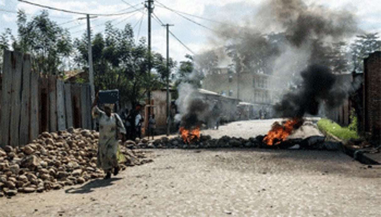 Un barricade, dans le centre-ville de Bujumbura, le 14 mai. © Jennifer Huxta/AFP