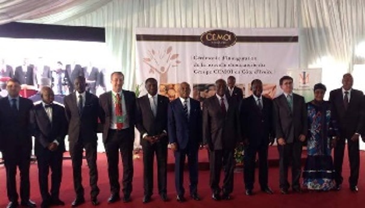 Le président ivoirien Alassane Ouattara (4e à partir de la droite) a inauguré la première chocolaterie de CEMOI en Côte d’Ivoire. À sa gauche : Patrick Poirrier, président du groupe agro-industriel français. © Présidence de la Côte d’Ivoire/Facebook