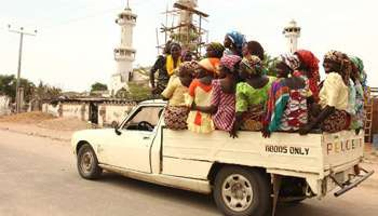 Des femmes retournent à Marabara le 10 mai 2015 après sa reprise aux mains de Boko Haram. © Emmanuel Arewa/AFP