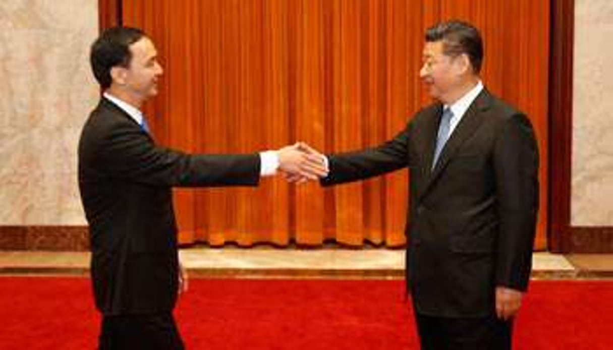 Pékin, le 4 mai : le président du Guomindang (à g.) rencontre celui de la République populaire. © AFP