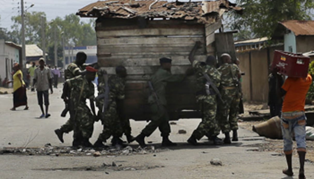 Démontage de barricades à Bujumbura, le 16 mai 2015. © Jérome Delay/AP/SIPA