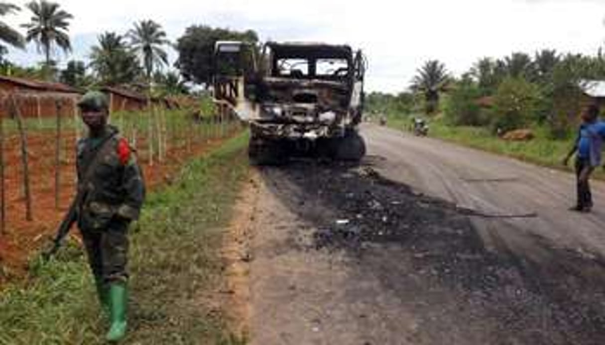 Un véhicule de l’ONU brûlé dans une embuscade à Beni, dans l’est de la RDC, le 5 mai 2015. © Kudra Maliro/AFP