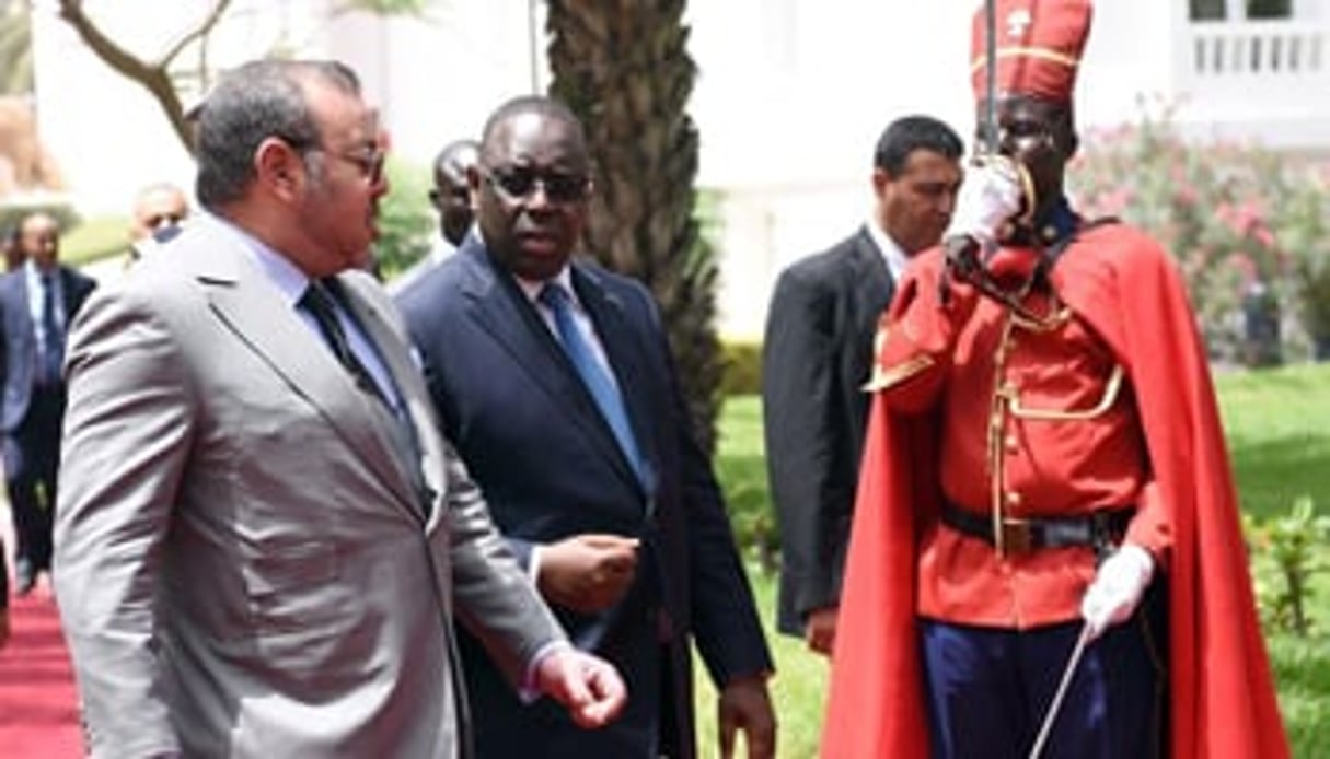 Mohammed VI et Macky Sall arrivent au siège de la présidence sénégalaise à Dakar, le 21 mai. © Seyllou/AFP