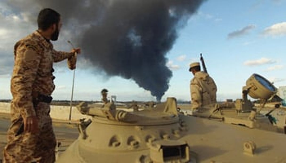 Des membres de l’armée libyenne sur un tank, 23 décembre 2014. © Abdullah Doma/AFP