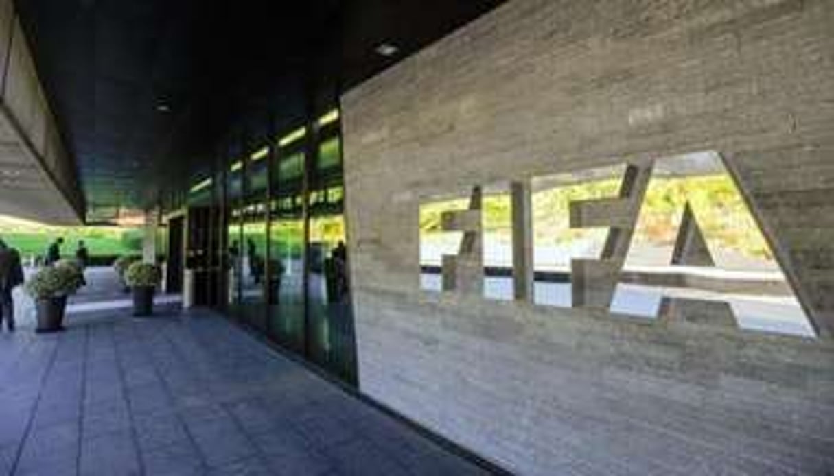 Le logo de la Fifa au siège de l’organisation à Zurich en 2013. © AFP
