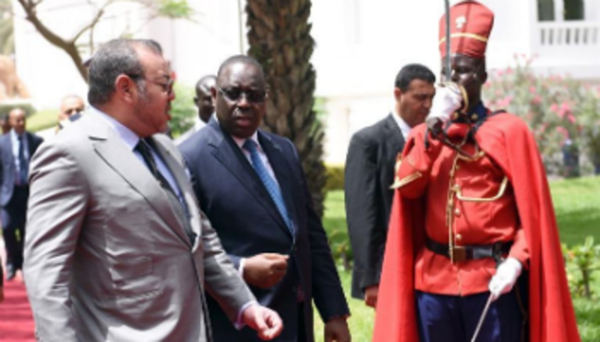 Le roi du Maroc Mohammed VI et le président sénégalais Macky Sall le 21 mai devant le palais pré © Seyllou/AFP