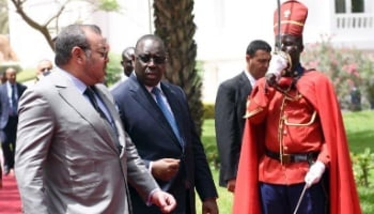 Le roi du Maroc Mohammed VI et le président sénégalais Macky Sall le 21 mai devant le palais présidentiel, à Dakar. © Seyllou/AFP