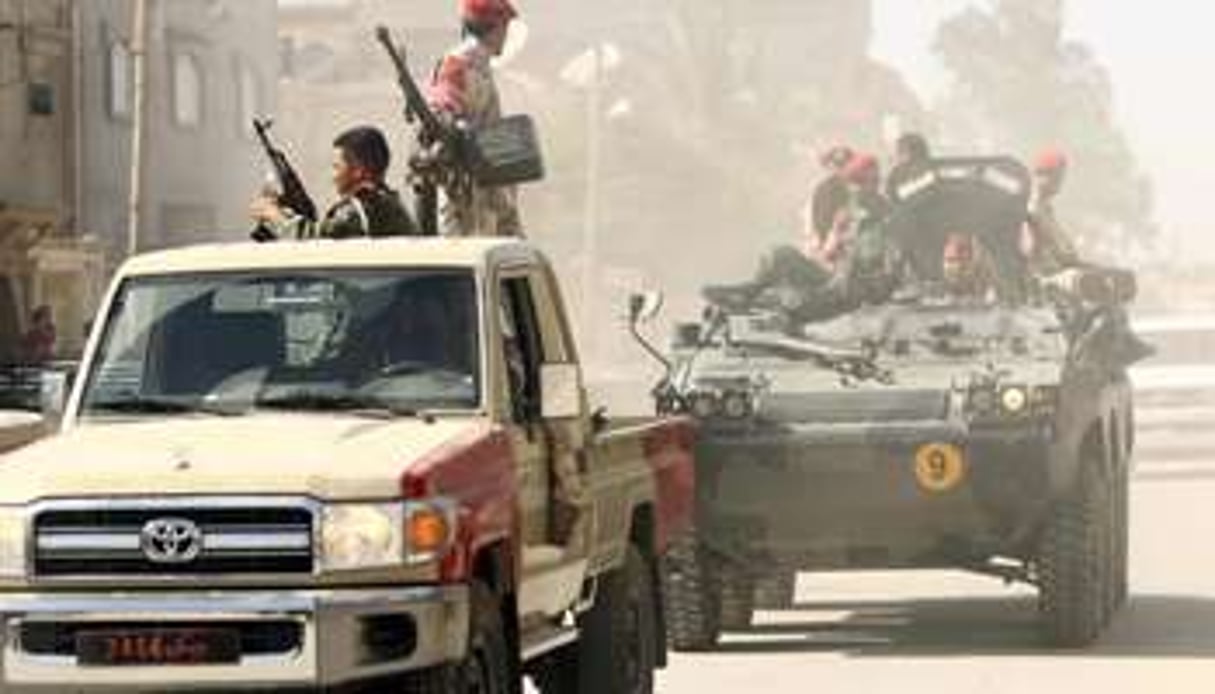 Des force de sécurité libyennes patrouillent à Benghazi le 25 juin 2014. © AFP