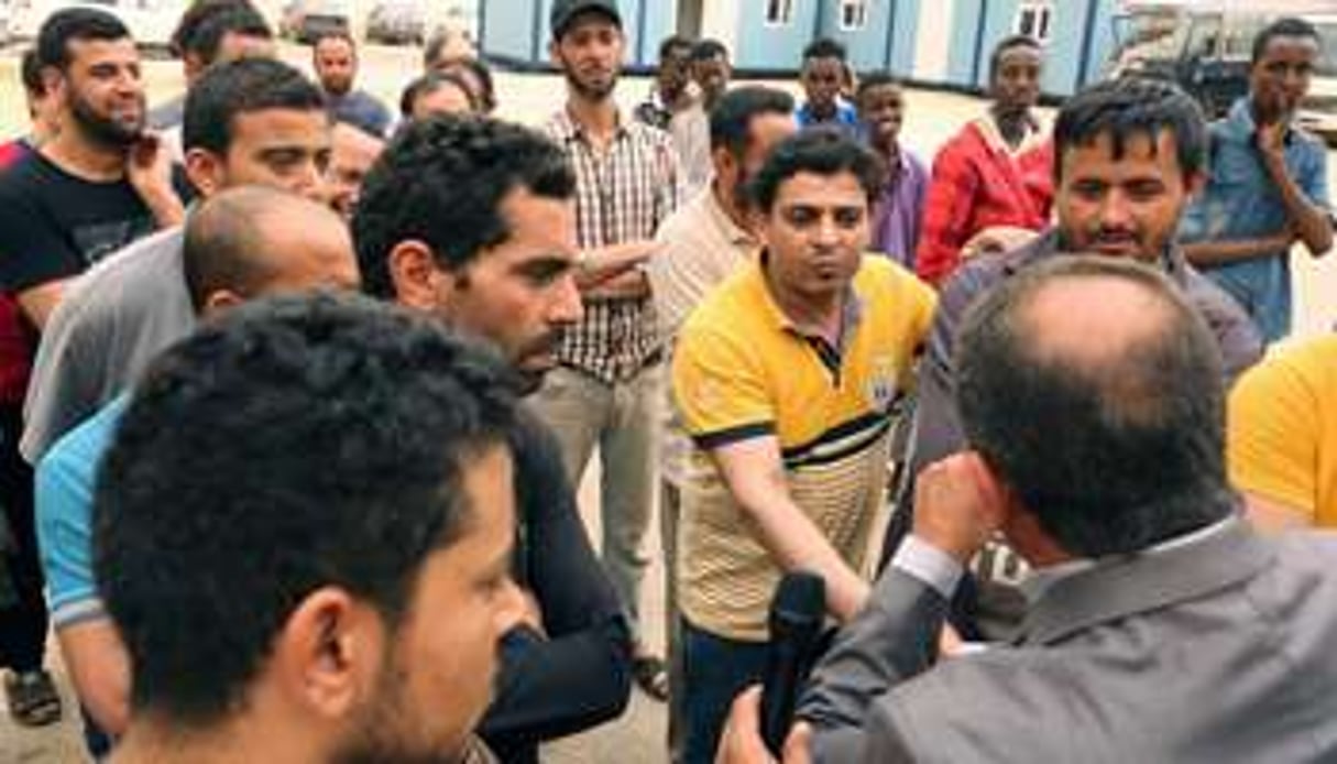 Des Tunisiens, détenus par une coalition de milices en Libye, s’entretiennent avec les autorités. © AFP