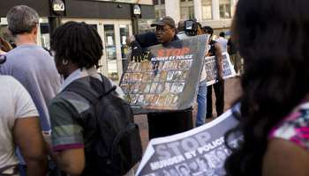 Des citoyens portent des affiches contre les violences policières, 10 mai 2015 à Baltimore. © Andrew Caballero-Reynolds/AFP