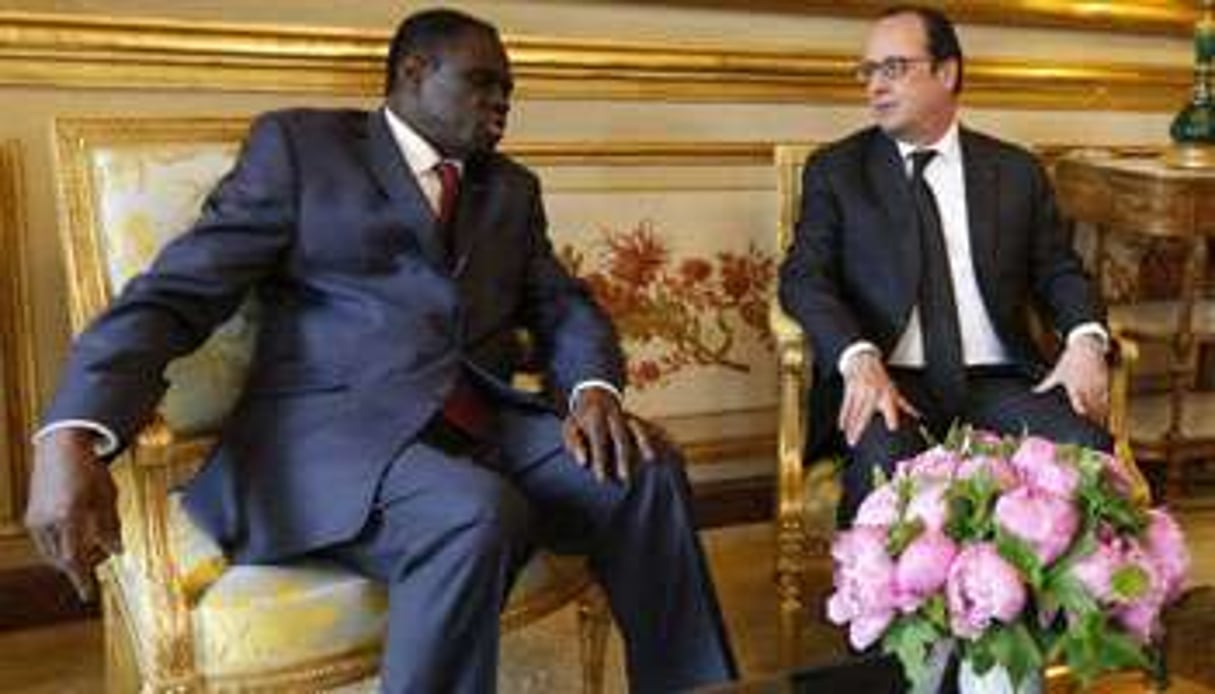 Michel Kafando et François Hollande à Paris. © Ian Langsdon/AP/SIPA