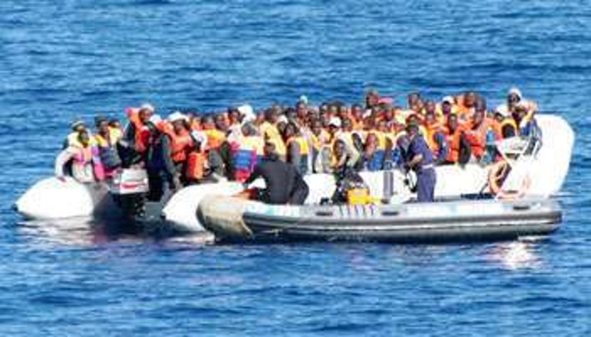 Une embarcation de migrants clandestins au large de l’Italie. © AFP