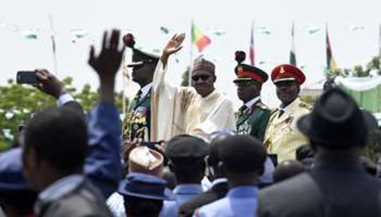 Le nouveau président du Nigeria Muhammadu Buhari salue la foule après sa prestation de serment. © AFP