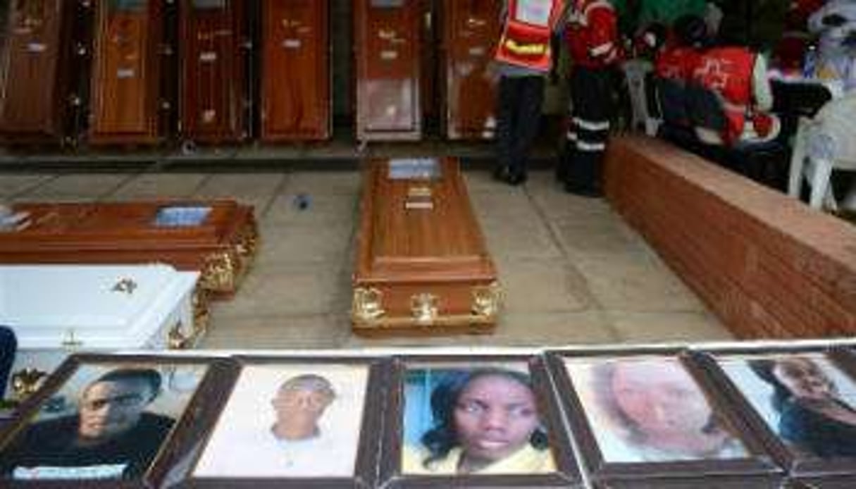 Les portraits et cercueils des victimes de l’Université de Garissa à Nairobi, 9 avril 2015. © Simon Maina/AFP