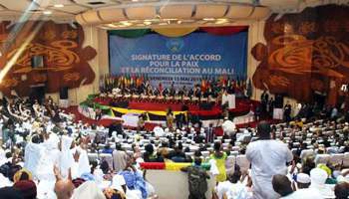 Lors de la cérémonie de signature de l’accord de paix, le 15 mai à Bamako. © Habibou Kouayé/AFP