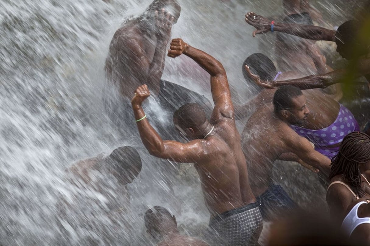 A Haïti, des pèlerins se baignent dans une cascade en l’honneur d’une déesse vaudoue. Juillet 2014. © Dieu Nalio Chery / AP / SIPA