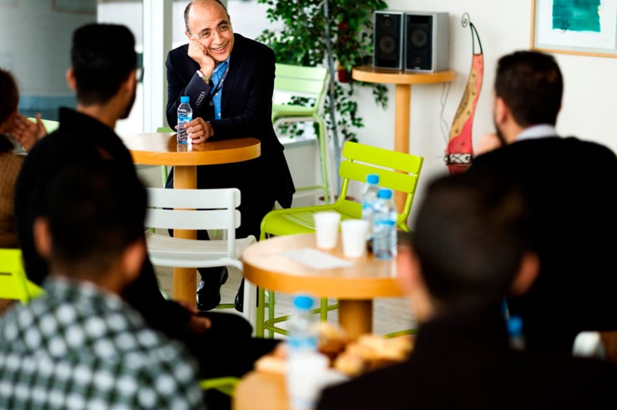 Karim Bernoussi, le PDG d’Intelcia, à Casablanca, organise une fois par mois un « café matin » au cours duquel il rencontre une vingtaine de salariés tirés au sort. © Alexandre Dupeyron/J.A.