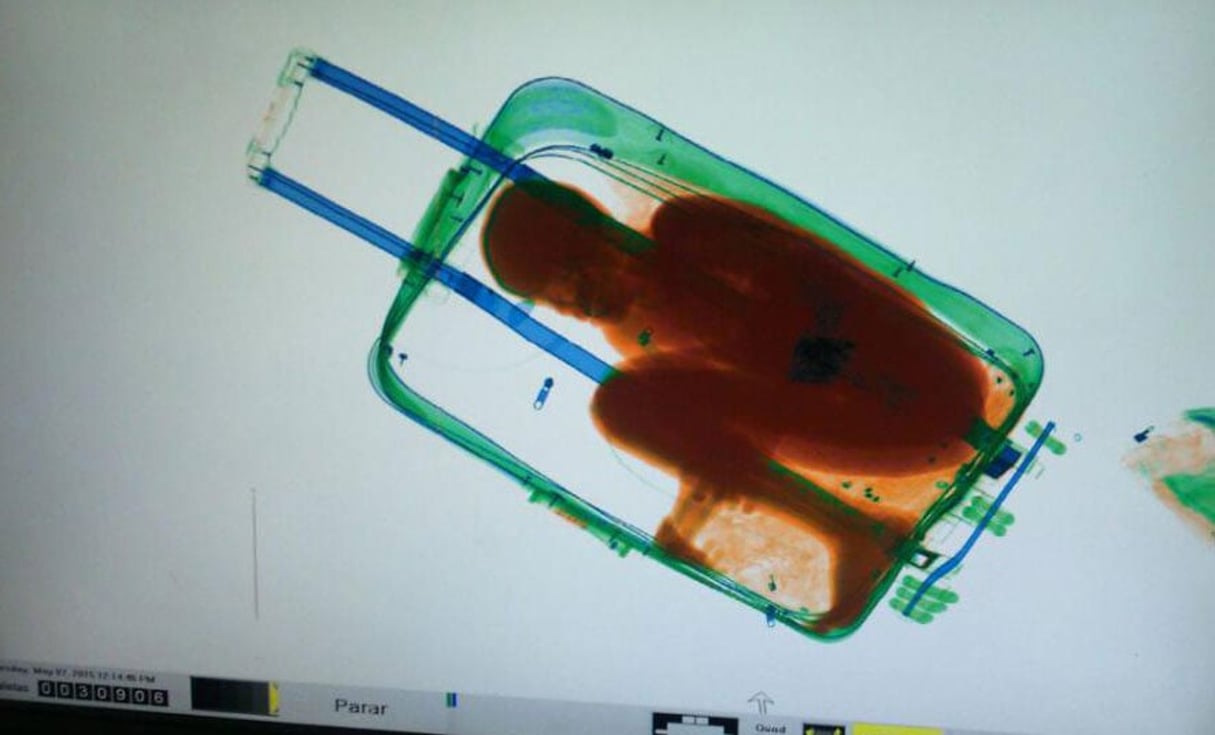 AFP © L’image du jeune garçon dans sa valise, repéré par les douanes à la frontière de Ceuta.