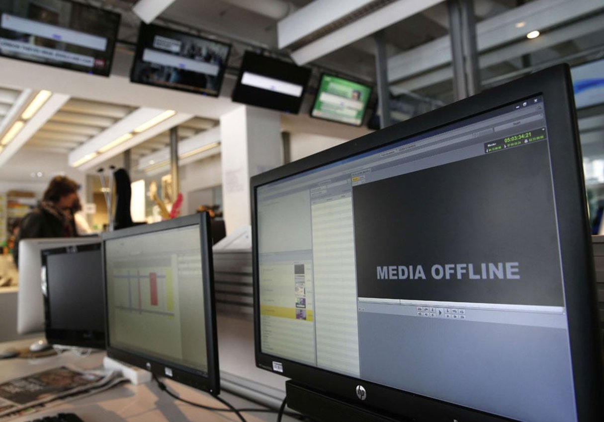 Ordinateurs durant l’attaque de TV5 Monde, le 8 avril 2015. © Christophe Ena/AP/SIPA