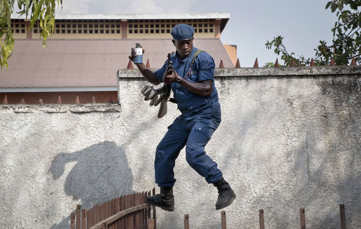 Un policier burundais à Bujumbura le 10 juin 2015. © Gildas Ngingo/AP/SIPA