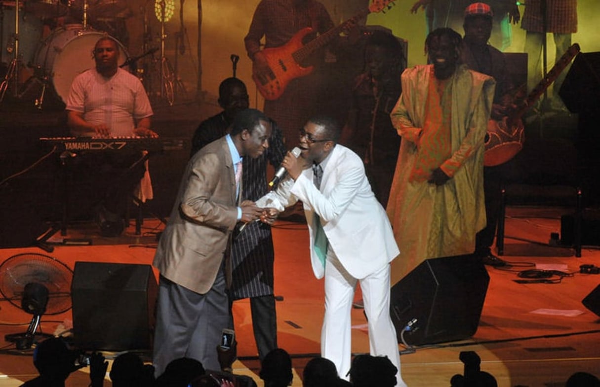 Thione Seck (g.) en compagnie de Youssou Ndour, lors d’un concert en 2012. © Seyllou/AFP
