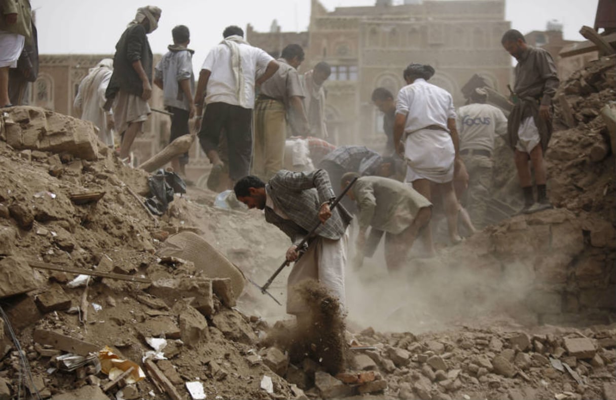 Des Yéménites de Sanaa cherchent des survivants après la destruction des maisons par une frappe aérienne, le 12 juin 2015. © Hani Mohammed/AP/SIPA
