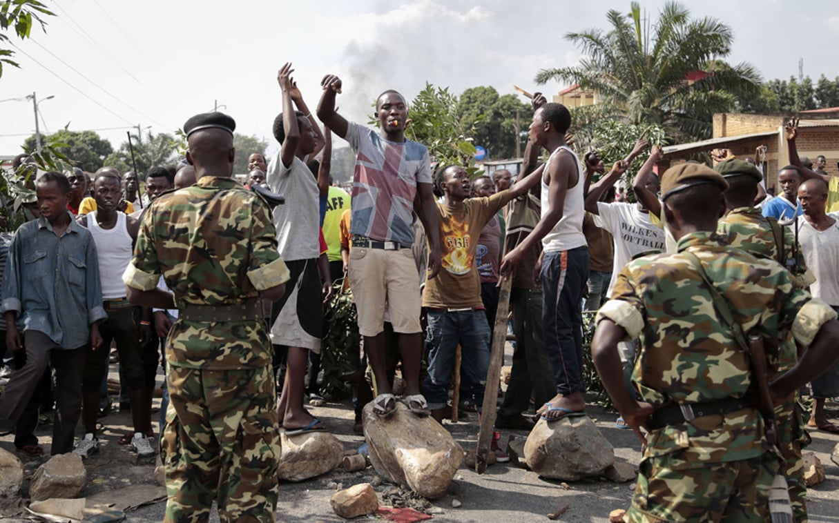 Lors d’une manifestation d’opposants à Pierre Nkurunziza, le 27 mai 2015 à Bujumbura. © Gildas Ngingo/AP/SIPA