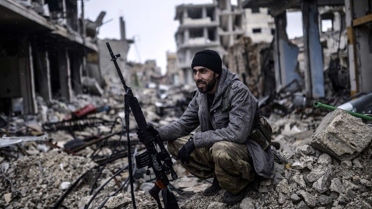 Un tireur d’élite kurde dans les ruines de Kobane, en Syrie, le 30 janvier 2015. © Bulent Kilic/AFP