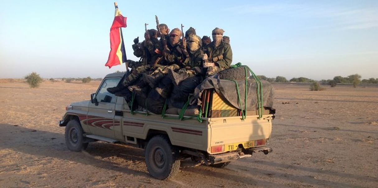Des soldats tchadiens patrouillent à la frontière entre le Cameroun et le Nigeria. © AFP/Ali Kaya