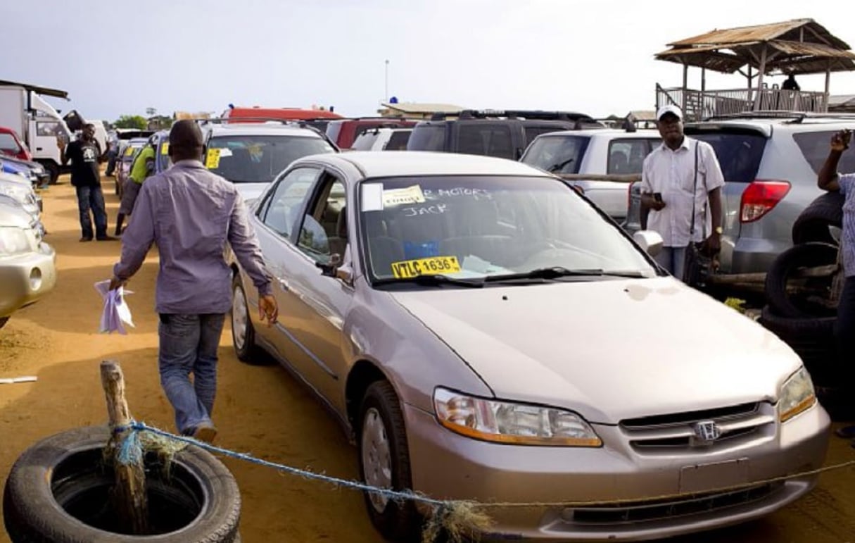 La revente de voitures de seconde main, ici à Cotonou, contribue à hauteur de 9 % au PIB du Bénin. © Jacques Torregano pour Jeune Afrique