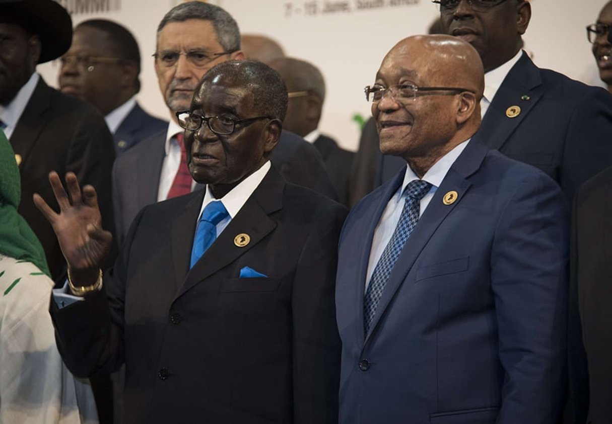 Robert Mugabe (g) et Jacob Zuma (d), le 14 juin 2015 au sommet de l’UA à Johannesburg. © Shiraaz Mohamed/AP/SIPA