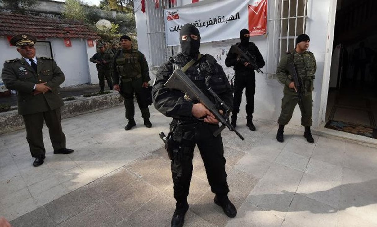 Fadel Senna/AFP © La police tunisienne devant un bureau de vote à Beja, avant l’élection présidentielle de novembre 2014.