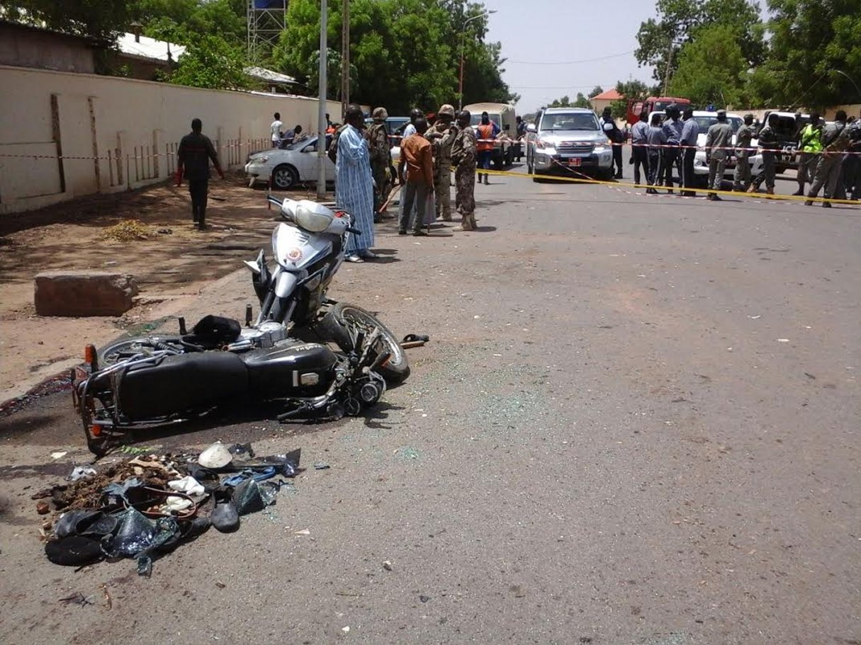 Devant le commissariat central de N’Djamena, après l’attentat du lundi 15 juin. © Rémi Carayol/J.A.