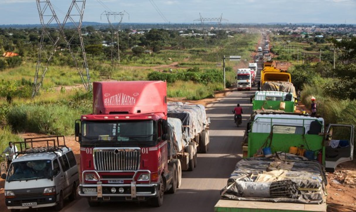 Kasumbalesa, RD Congo en février 2015. Des camions font la queue sur plusieurs kilomètres avant d’atteindre le poste frontalier de Kasumbalesa, qui mène à la Zambie. © Gwenn Dubourthoumieu pour Jeune Afrique