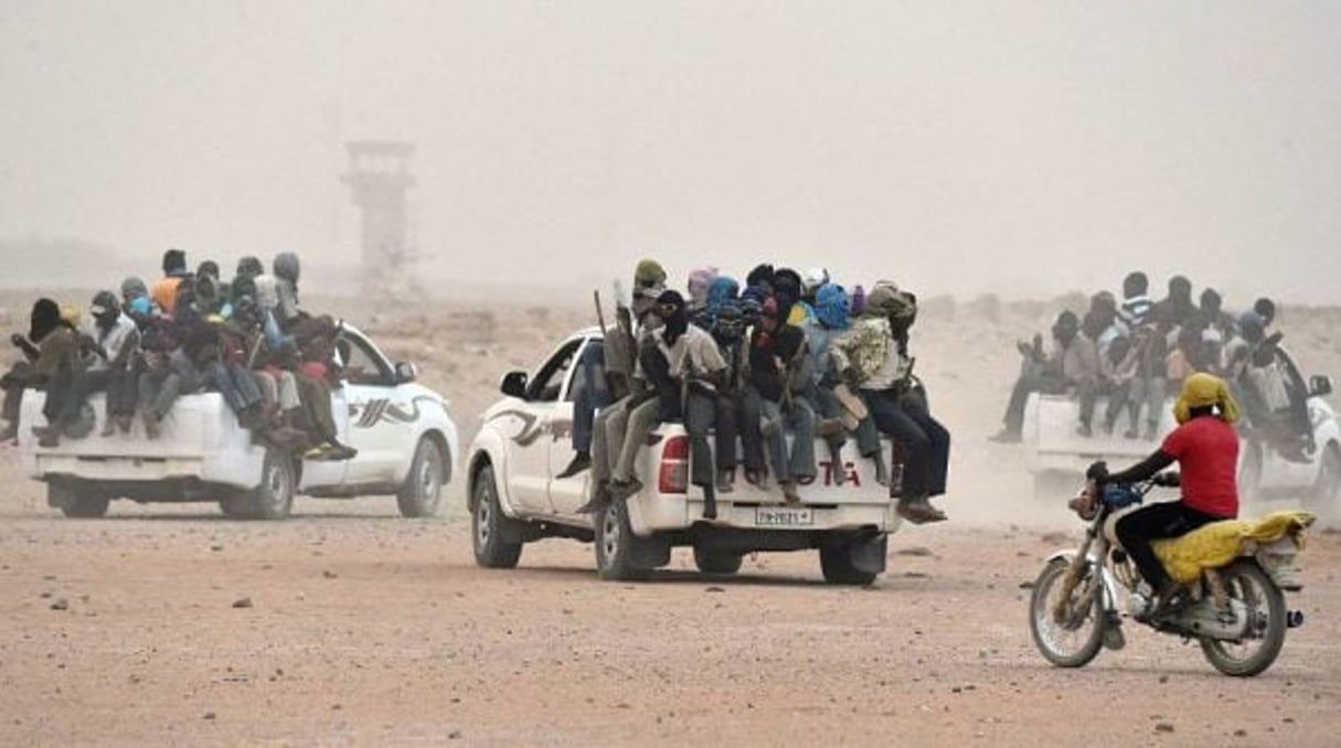 Des picks-ups transportent des migrants à Agadez, au nord du Niger, le 1er juin 2015 © Issouf Sanogo/AFP