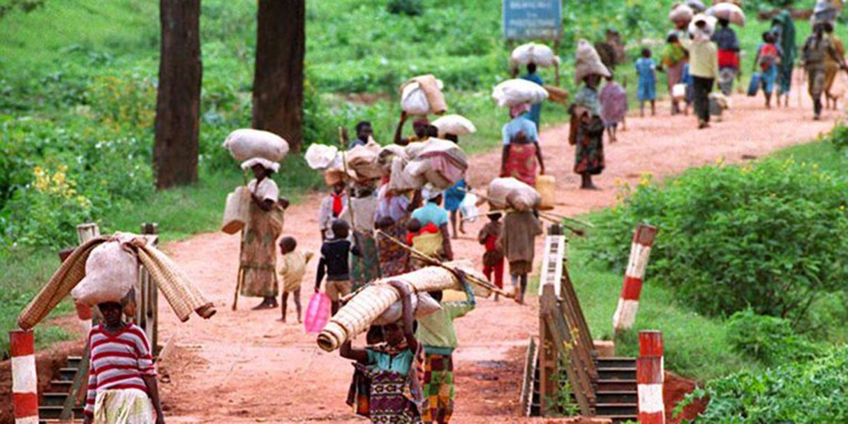 Des réfugiés fuyant Kigali en 1994. © AFP/GERARD JULIEN