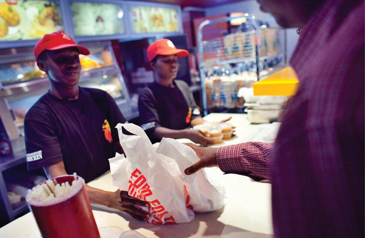 Les menus de Chicken Republic font fureur chez les citadins pressés. © JACOB SILBERBERG / PANOS-REA