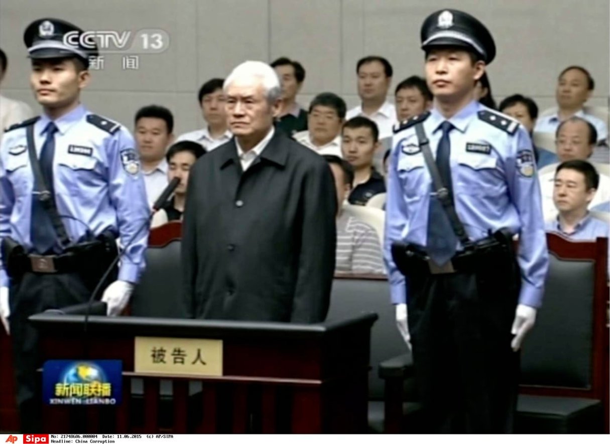 Le 11 juin, devant le tribunal de Tianjin. Convaincu de corruption, d’abus de pouvoir et de divulgation de secrets d’État, l’ex-Tigre suprême a pris cher. © AP/SIPA