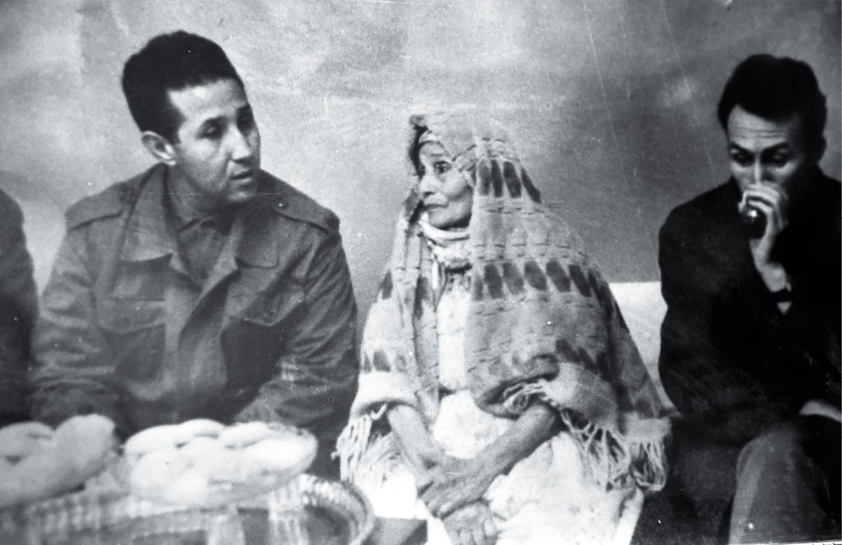 Réunis dans la maison familiale de Maghnia, Ben Bella, sa mère et son ministre de la Défense, Houari Boumédiène. © ARCHIVE PERSONNELLE – REPRODUCTION OMAR SEFOUANE