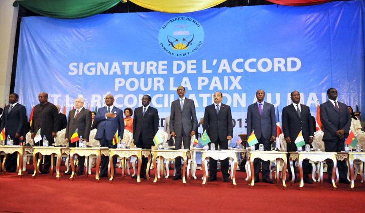 Signature de l’accord de paix entre le gouvernement malien et des groupes armés le 15 mai 2015 à Bamako. © AFP