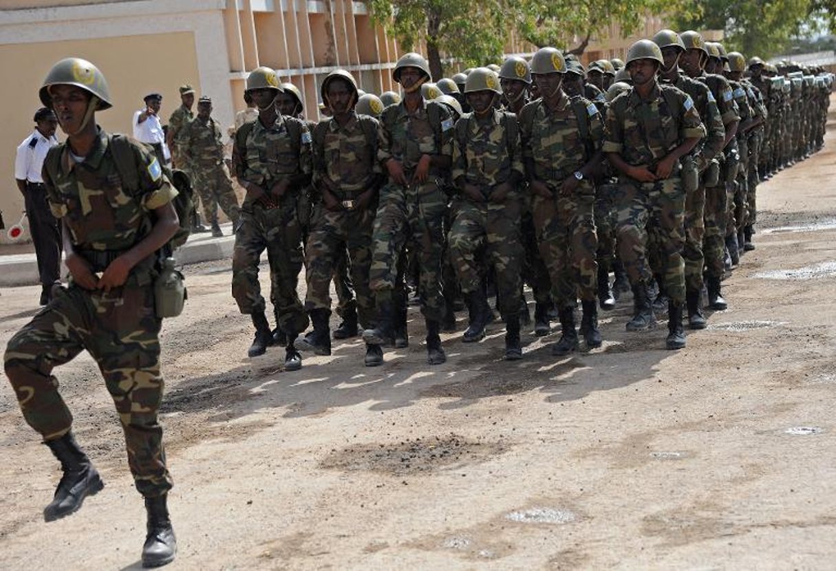 Des soldats somaliens le 12 avril 2015 à Mogadiscio, lors d’un défilé militaire. © AFP