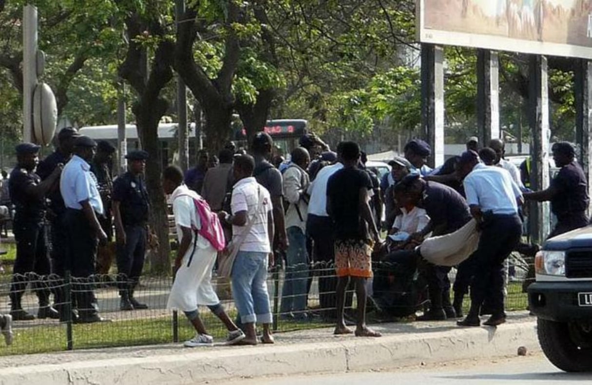 Des activistes sont arrêtés en mars 2015 à Luanda, Angola. © Estelle Maussion/AFP