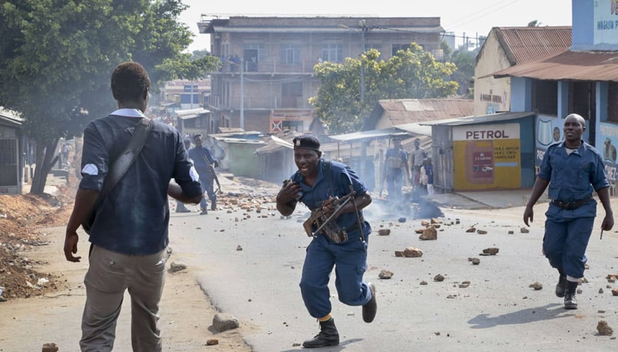 Heurts entre manifestants et policiers, le 10 juin 2015 à Buyenzi , dans la banlieue de Bujumbura. © Gildas Ngingo/AP/SIPA